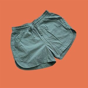 The Black Dog Women’s Beach Pull On Shorts. Size Small, Green, 4” inseam.